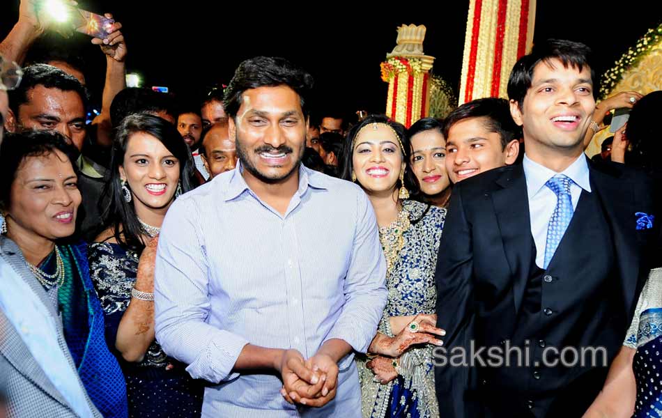 ys jagan mohan reddy attend desai tippareddy daughter marriage - Sakshi8