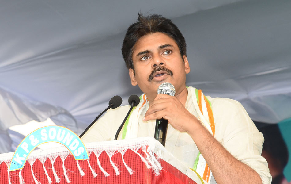 Satyagraha on Hand loom back wardness - Sakshi1