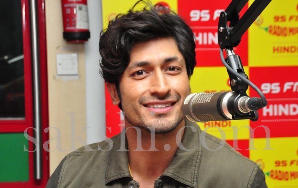 Commando 2 Movie Team at Radio Mirchi 952