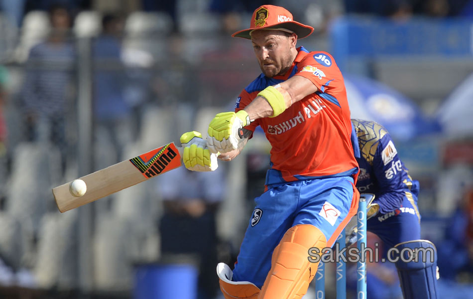 mumbai indians beats gujarat lions by 6 wickets - Sakshi12