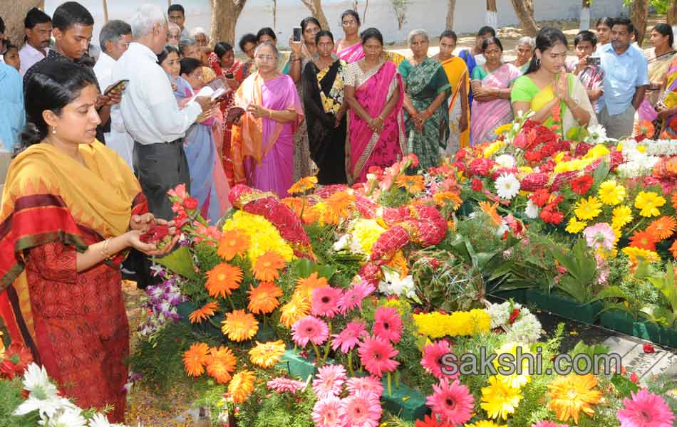 YS Jagan Mohan Reddy Family pay tributes to YS Raja Reddy - Sakshi6
