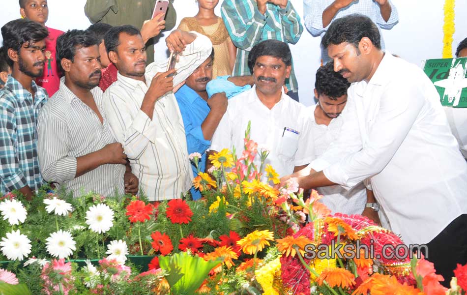 YS Jagan Mohan Reddy Family pay tributes to YS Raja Reddy - Sakshi8