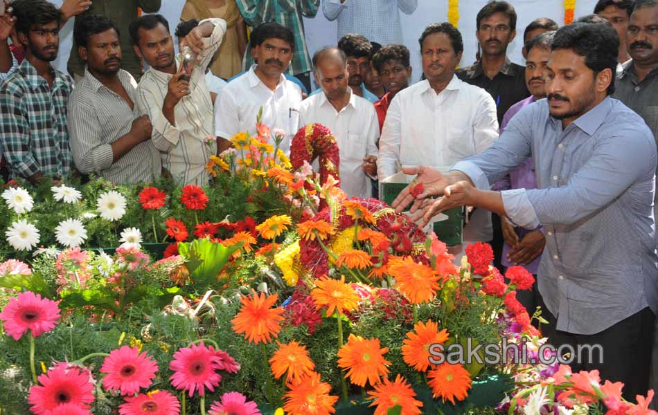 YS Jagan Mohan Reddy Family pay tributes to YS Raja Reddy - Sakshi9