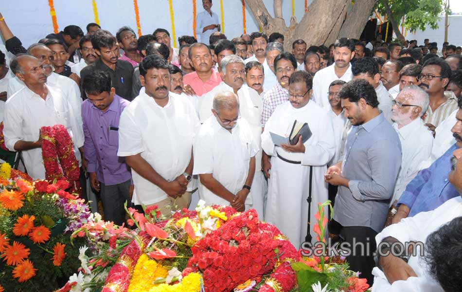 YS Jagan Mohan Reddy Family pay tributes to YS Raja Reddy - Sakshi11