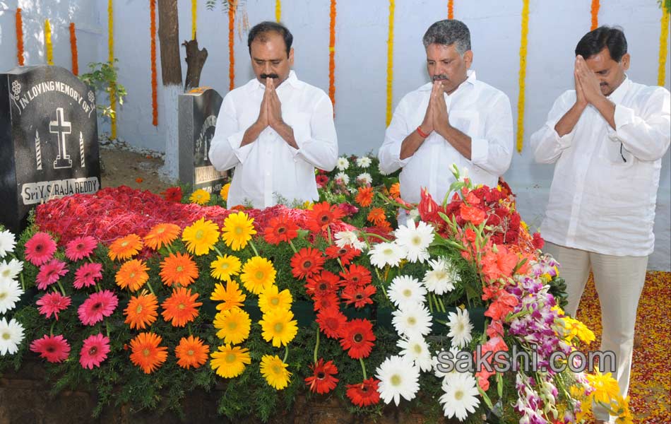 YS Jagan Mohan Reddy Family pay tributes to YS Raja Reddy - Sakshi16