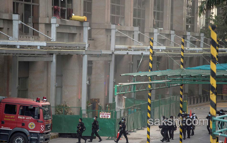 Gun fire and explosions heard at resorts world manila - Sakshi6