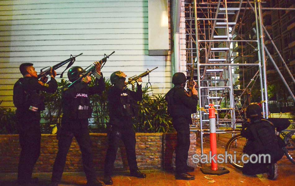 Gun fire and explosions heard at resorts world manila - Sakshi7