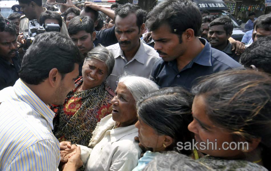 Jagan was received in great way in Gannavaram - Sakshi13