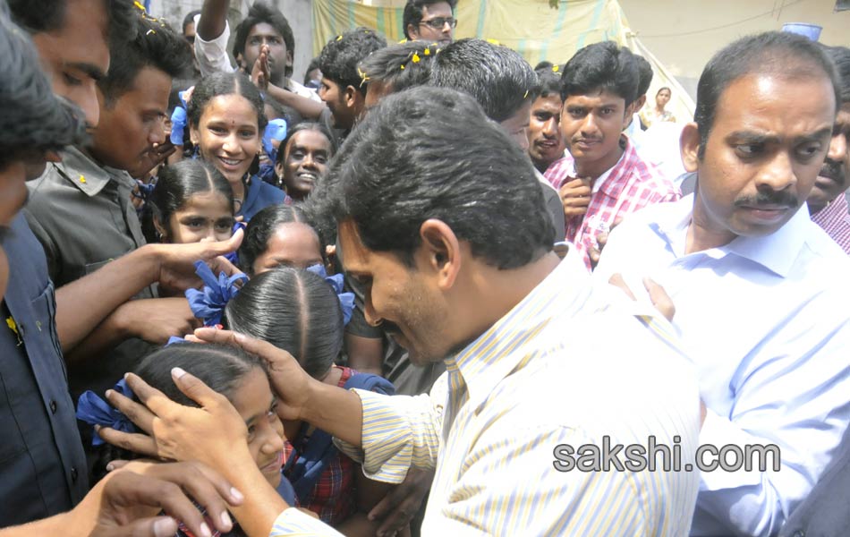Jagan was received in great way in Gannavaram - Sakshi17