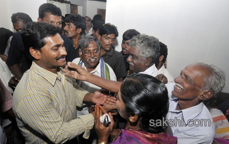Jagan was received in great way in Gannavaram - Sakshi18