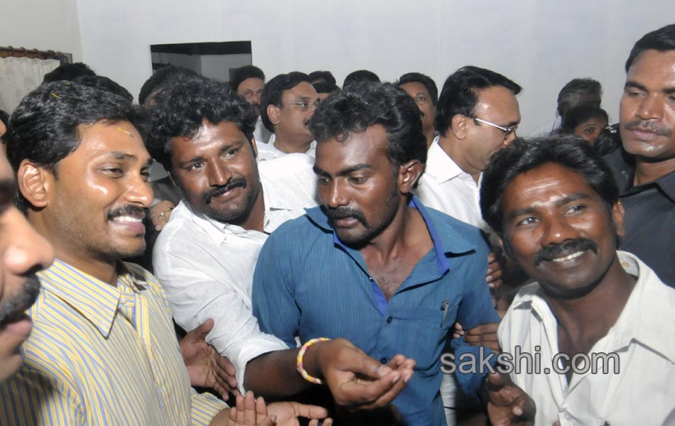Jagan was received in great way in Gannavaram - Sakshi19