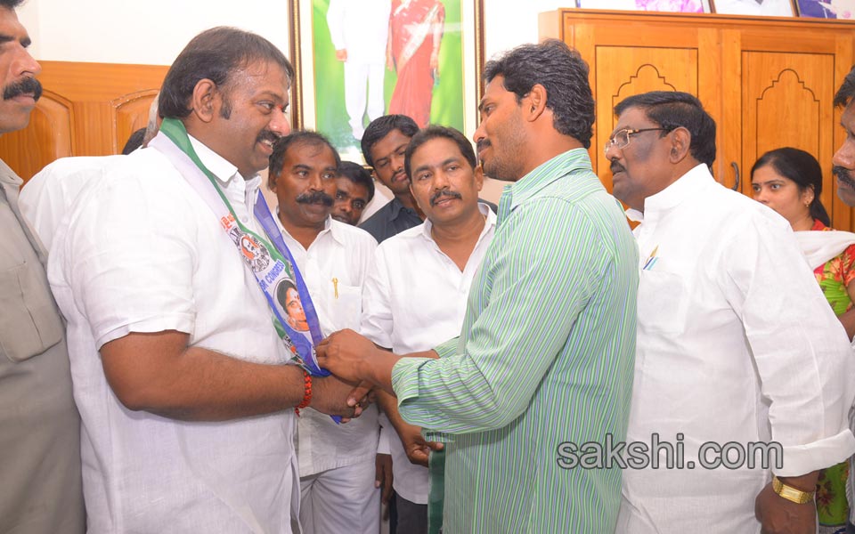 grand response for ys jagan mohan reddy road show - Sakshi3