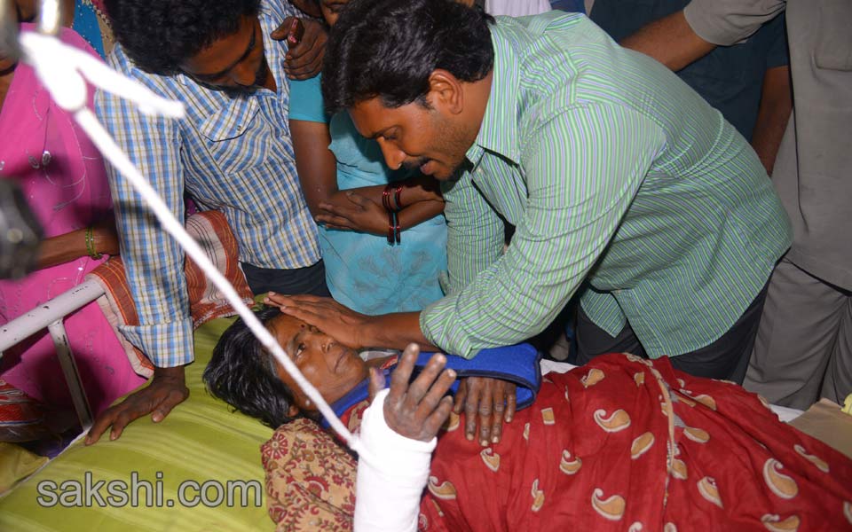 grand response for ys jagan mohan reddy road show - Sakshi13
