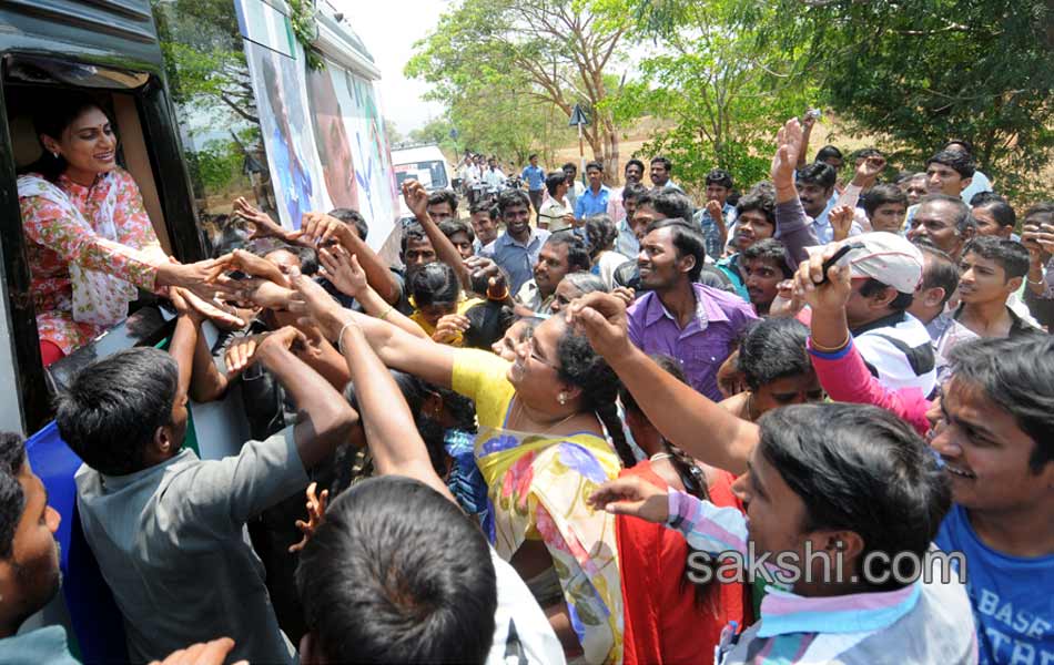 Sharmila s YSR Janpatham at Vinukonda - Sakshi6
