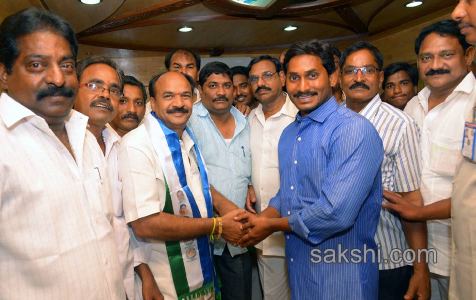 Jagan s Janpatham at East Godavari - Sakshi33