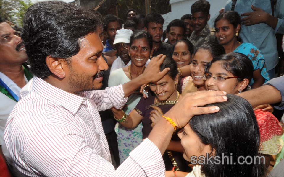 heavy response to ys jagan mohan reddy janapatham - Sakshi3