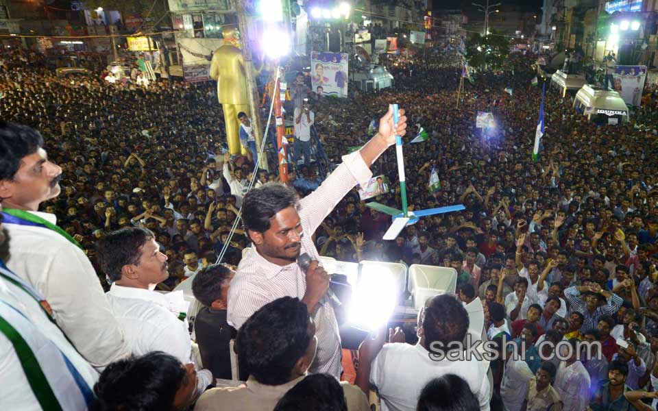 heavy response to ys jagan mohan reddy janapatham - Sakshi4