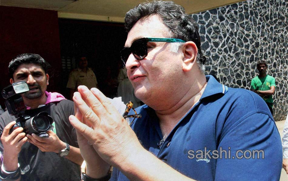 Celebrities turn up big time to vote - Sakshi18