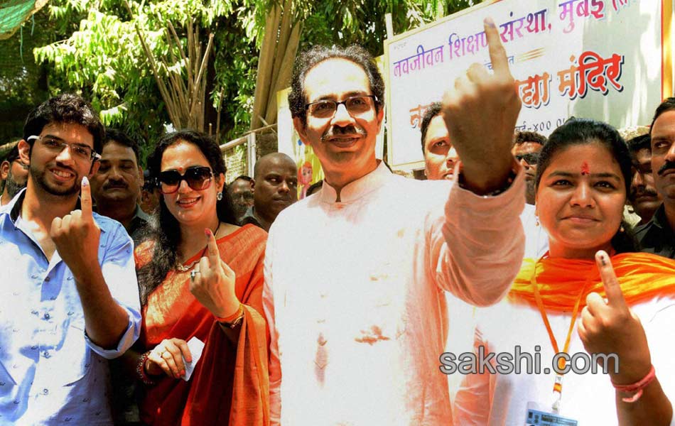 Celebrities turn up big time to vote - Sakshi22