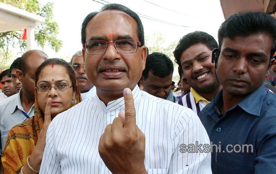 Celebrities turn up big time to vote - Sakshi32