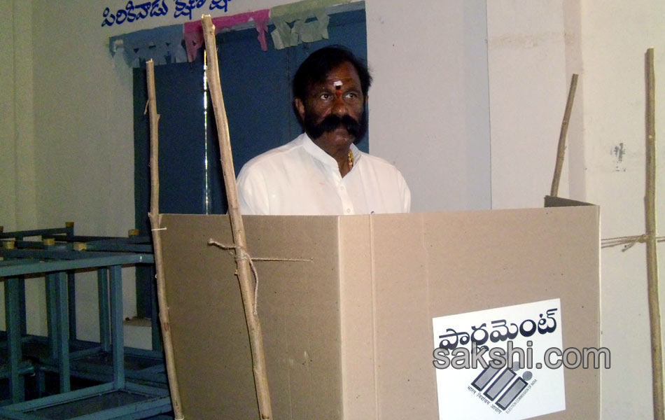 political leaders cast their Votes Elections 2014 in seemandhra - Sakshi20