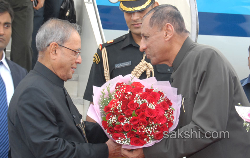 two chief ministers shake hands ahead of president tour - Sakshi8