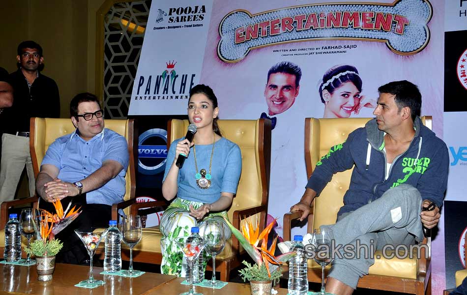 Akshay Kumar and Tamanna during their film Entertainment4