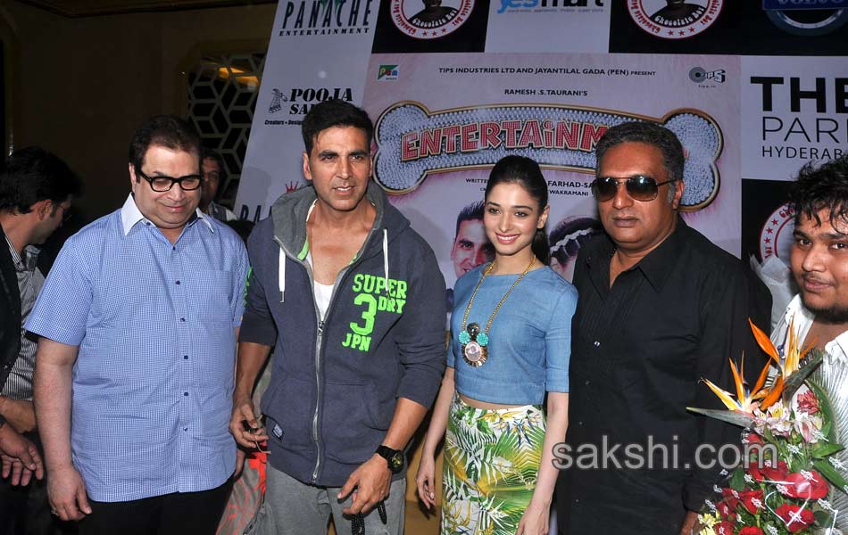 Akshay Kumar and Tamanna during their film Entertainment14