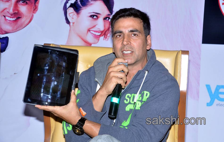 Akshay Kumar and Tamanna during their film Entertainment15