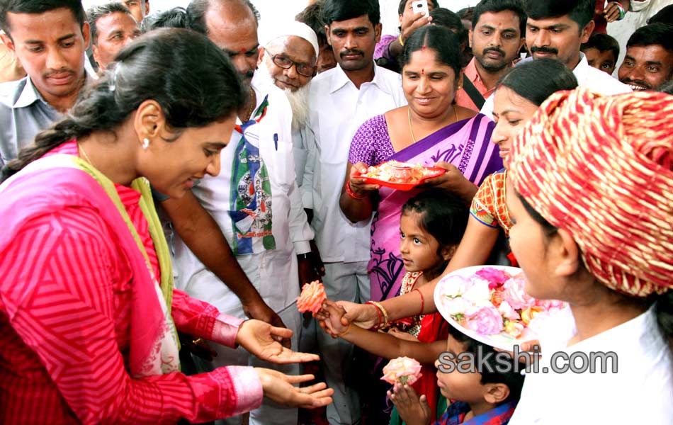 second day of ys sharmila paramarsha yatra3