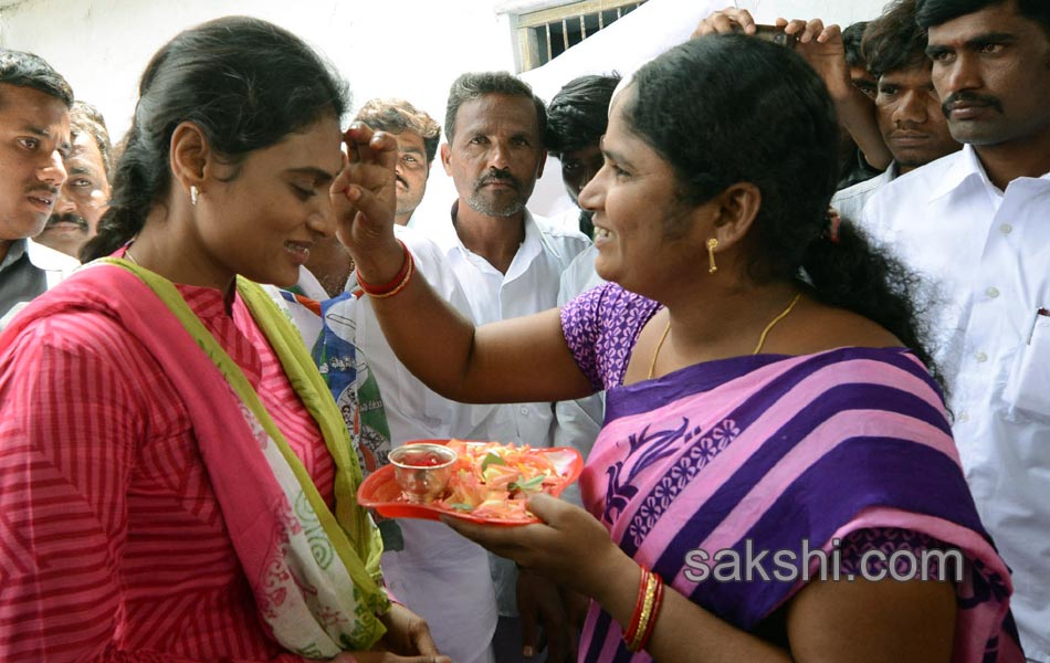 second day of ys sharmila paramarsha yatra10
