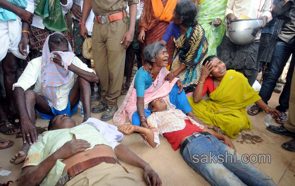 Bus falls into ravine killing 16 and injuring several others7
