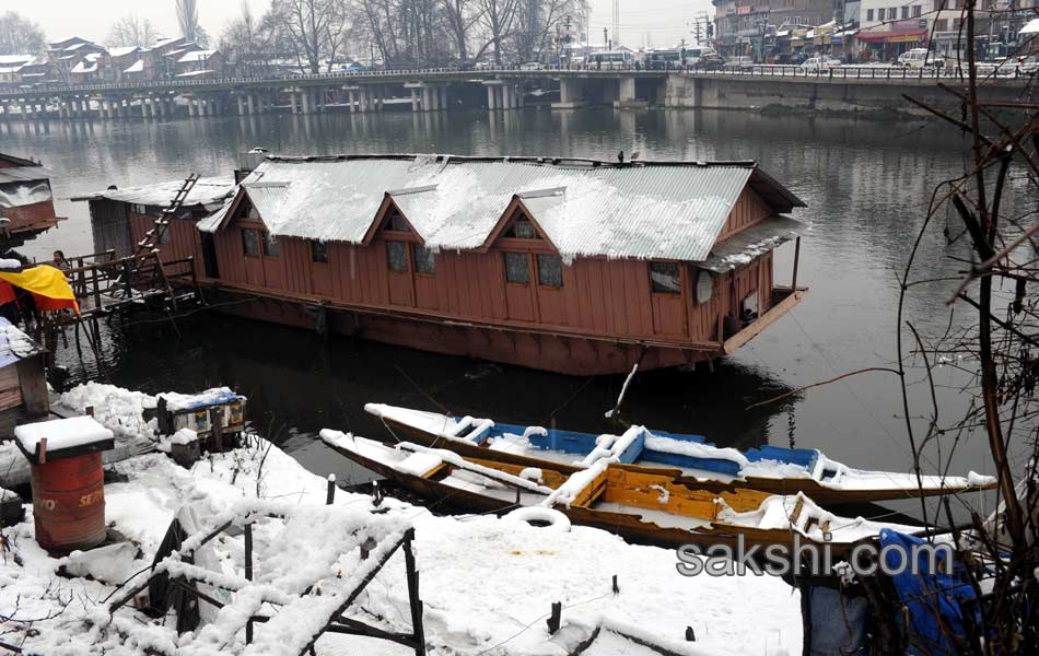 snow storm hits srinagar - Sakshi4