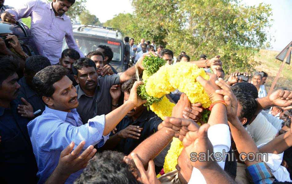 ys jagan mohan reddy visit in andrapradesh capital villages - Sakshi26