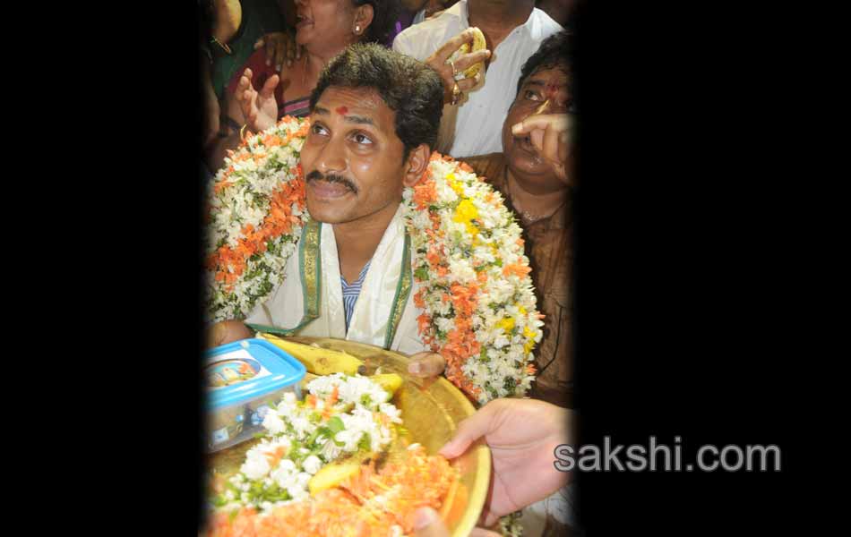 YS jagan mohan reddy attened ontimitta rathostavam - Sakshi6