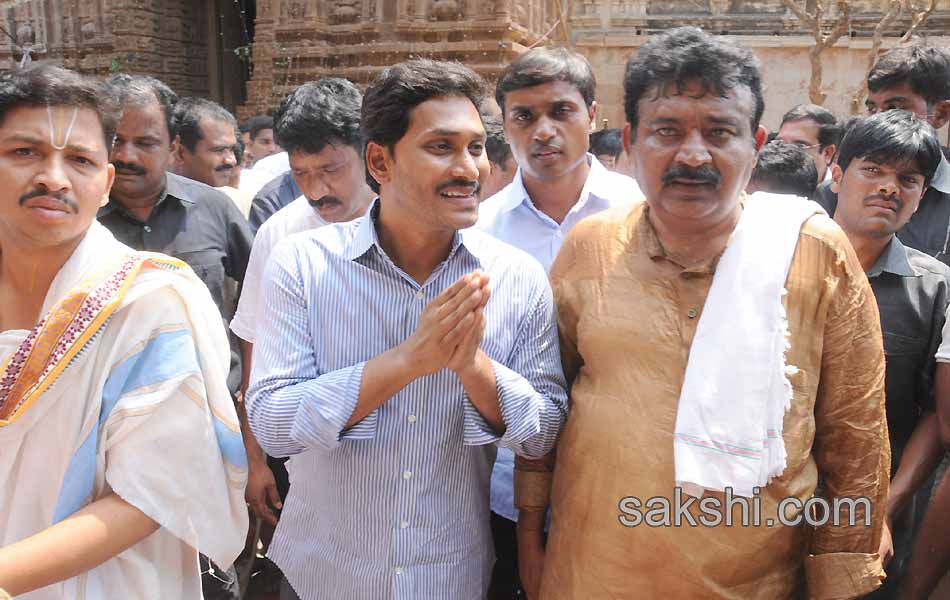 YS jagan mohan reddy attened ontimitta rathostavam - Sakshi7