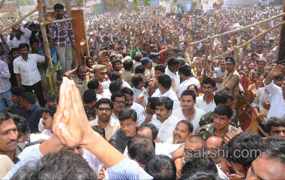 YS jagan mohan reddy attened ontimitta rathostavam - Sakshi9
