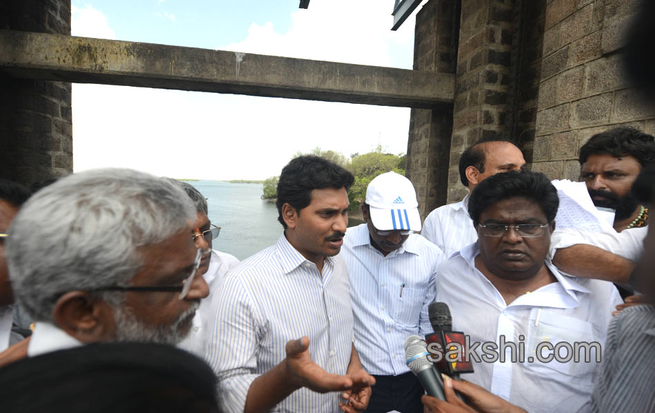 YS Jagan mohan reddy goes to prakasham barrage - Sakshi8