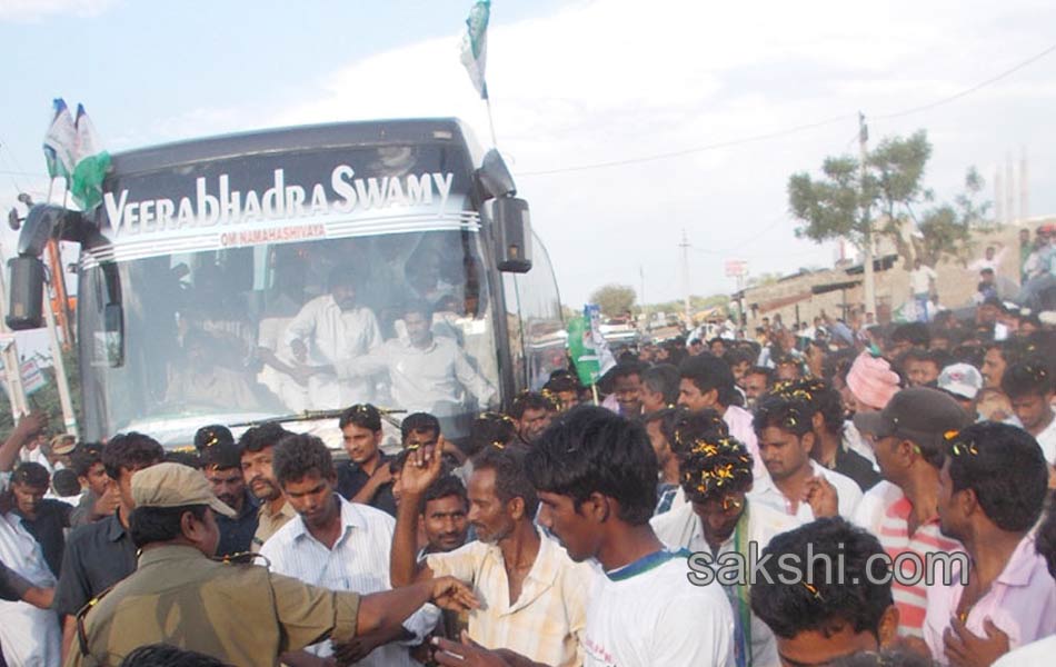 YS Jagan mohan reddy goes to prakasham barrage - Sakshi19