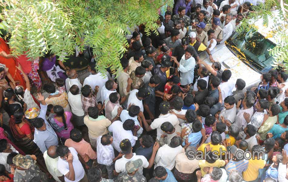 YS jagan mohan reddy tour in ananthapuram - Sakshi11