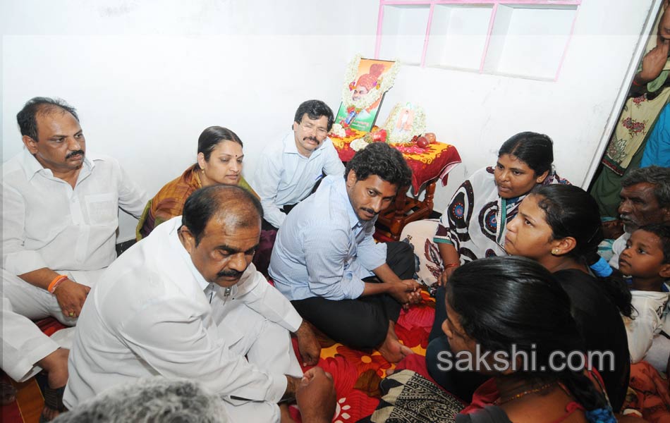 YS jagan mohan reddy tour in ananthapuram - Sakshi1
