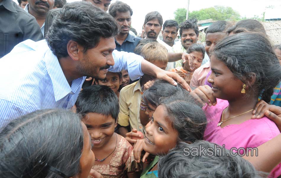 YS jagan mohan reddy tour in ananthapuram - Sakshi8