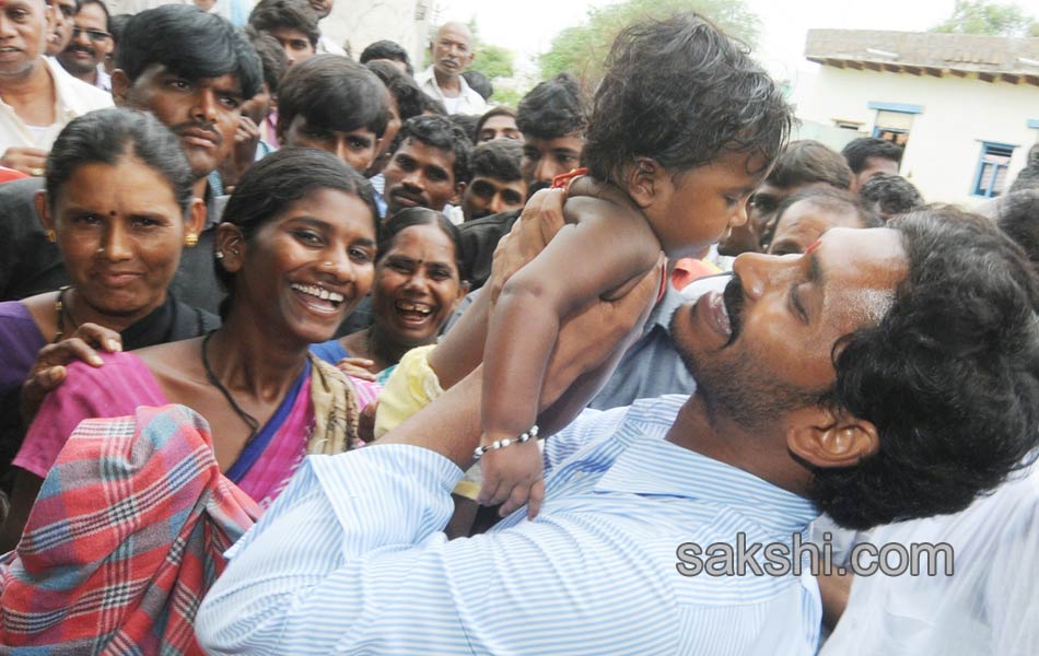YS jagan mohan reddy tour in ananthapuram - Sakshi11