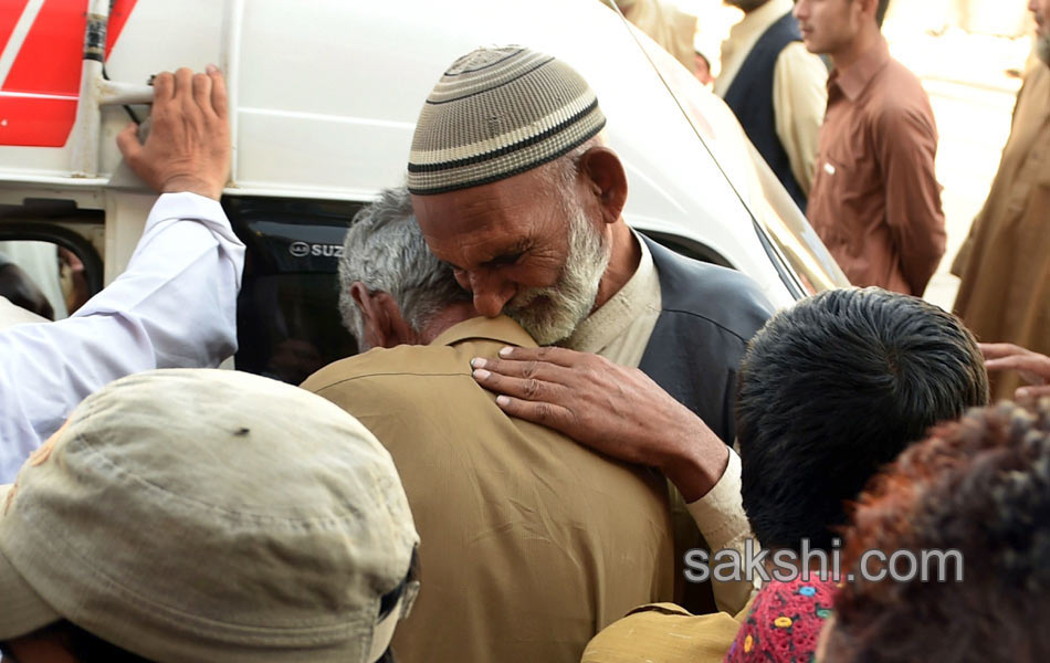 Militants kill 20 passengers in pakistan2