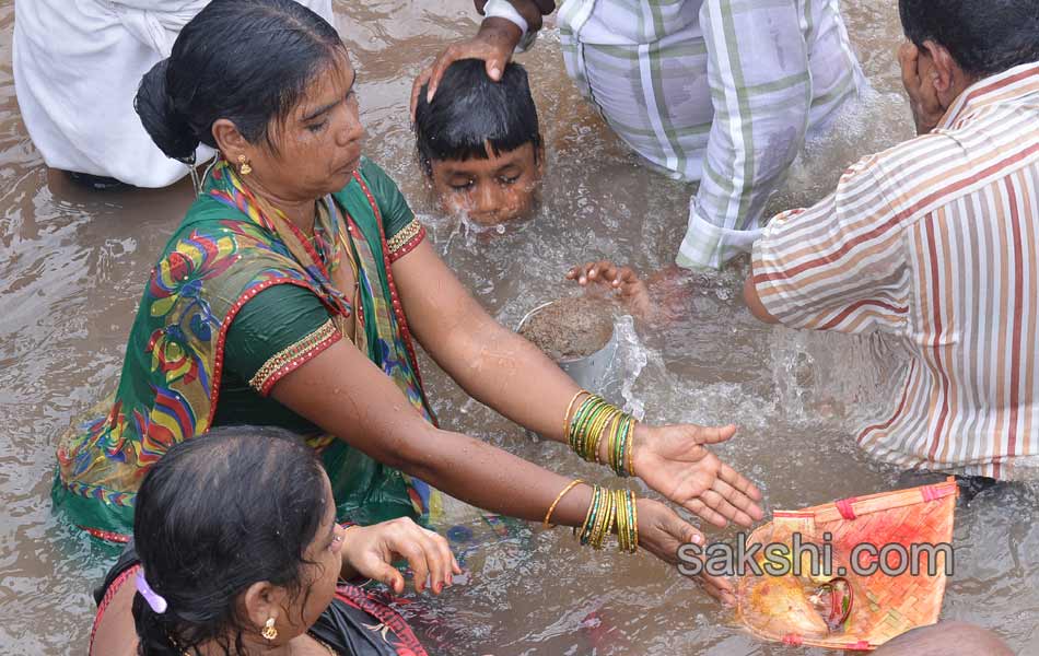 holy pushkaralu comes to eighth day - Sakshi1