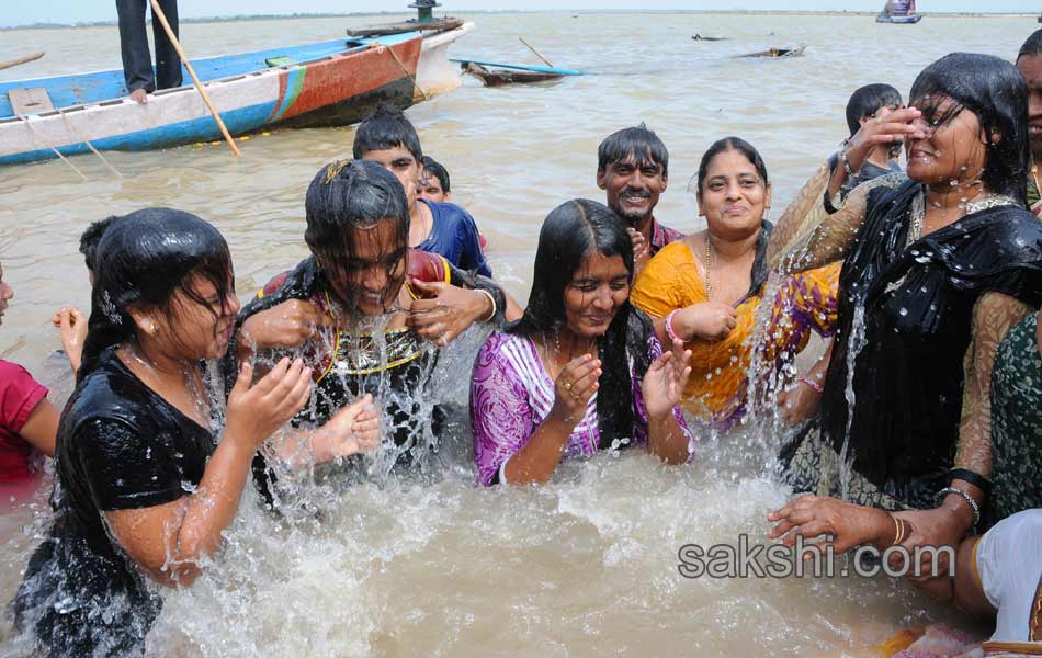 holy pushkaralu comes to eighth day - Sakshi11