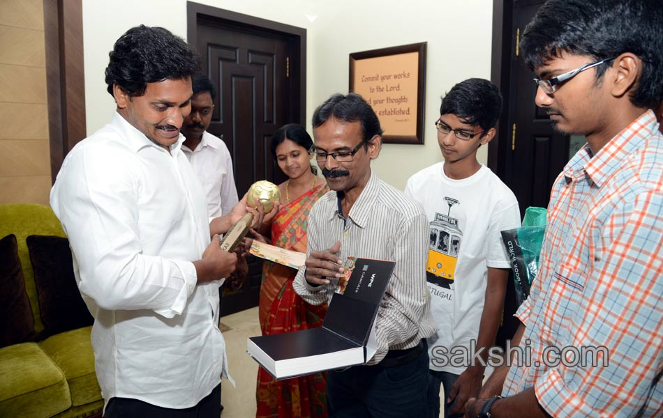 Premiers Congratulations to the Sakshi cartoonist Shankar9