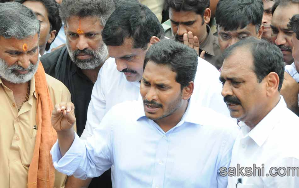 YS Jagan to meet bereaved family of Koti - Sakshi15