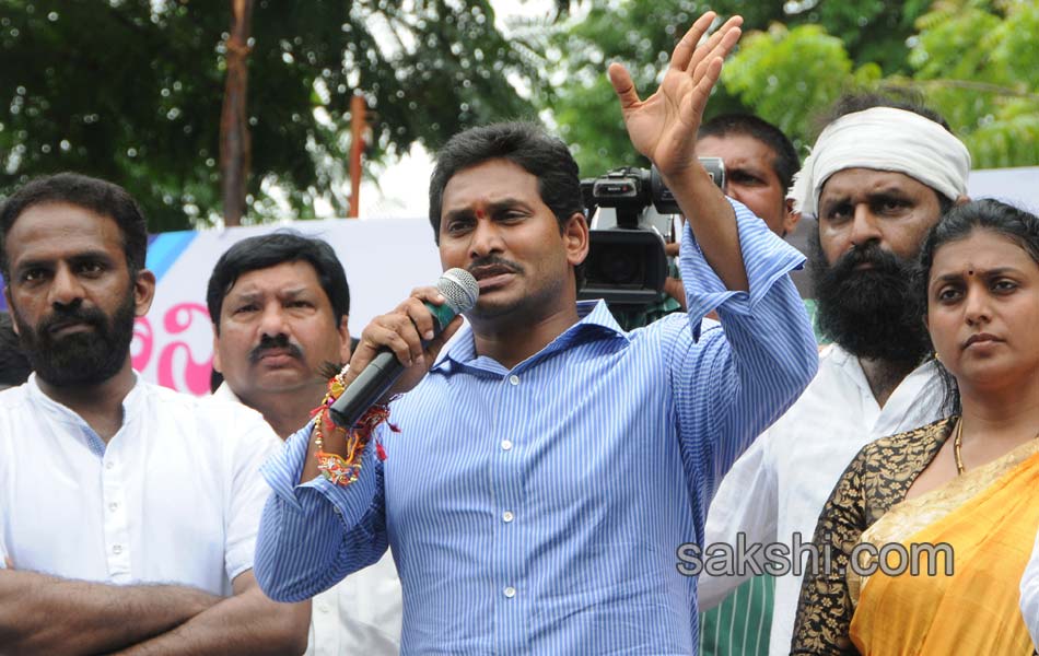 YS jagan mohan reddy dharna in vijayawada - Sakshi4
