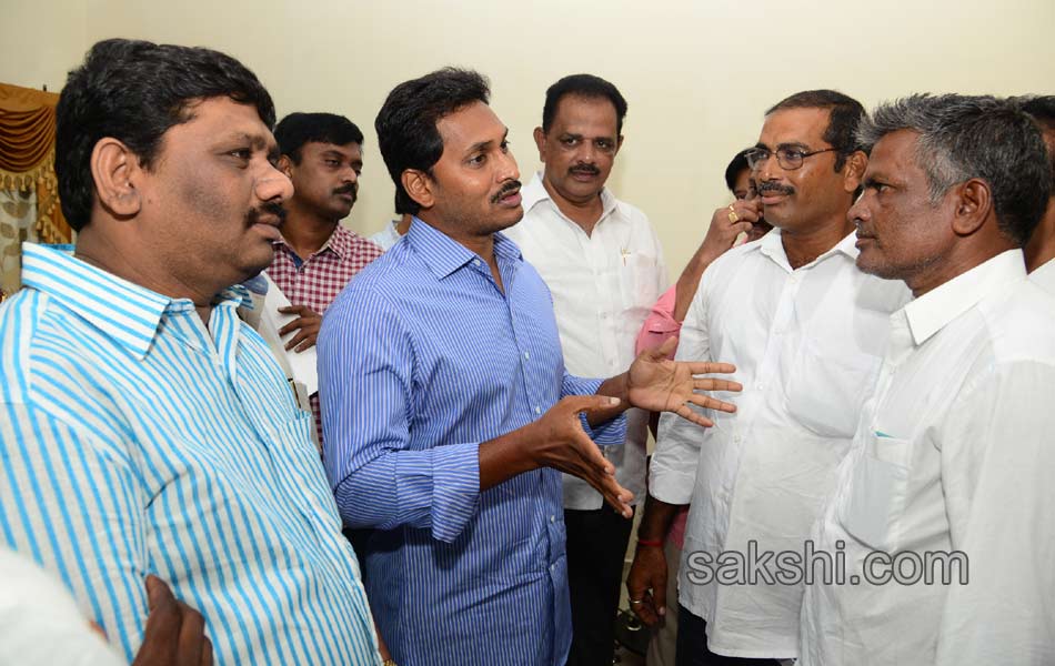 YS jagan mohan reddy dharna in vijayawada - Sakshi18